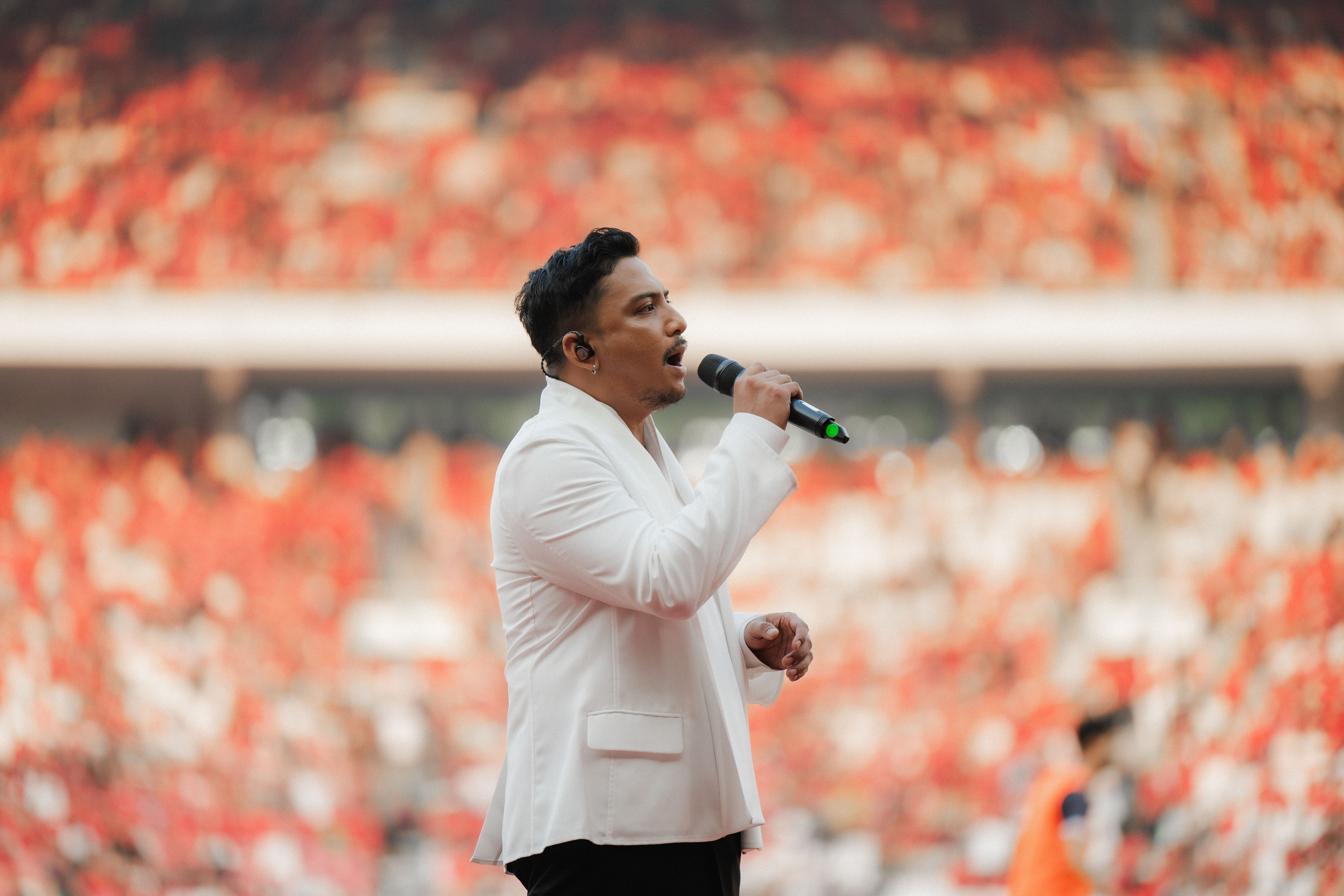 Sal Priyadi (KREDIT_ Hafiyyan Faza_Orang Pertunjukan)_SUGBK_Indonesia vs Irak_1