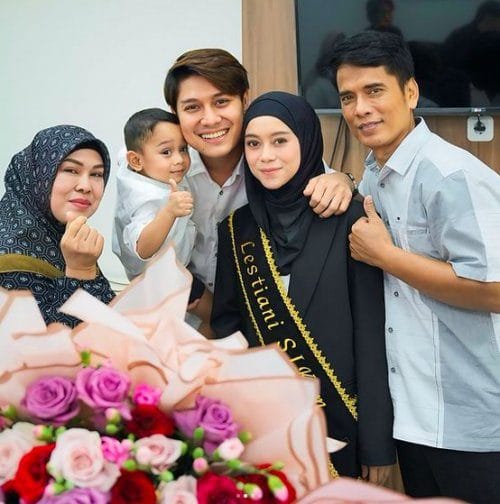 Lesti Kejora Jadi Sarjana